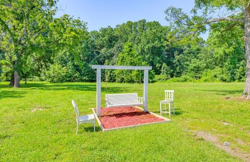 Hidden Valley House | 6 Mi to Dtwn Charming Home with Yard in Charlotte