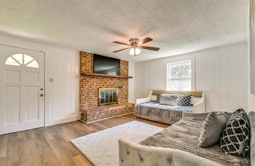 Hidden Valley House | 6 Mi to Dtwn Charming Home with Yard in Charlotte