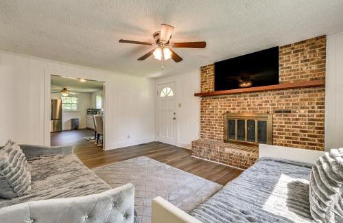 Hidden Valley House | 6 Mi to Dtwn Charming Home with Yard in Charlotte
