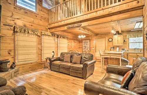 Gatlinburg - Pigeon Forge House | 6 Mi to Great Smoky Mtns Quiet Cabin with Hot Tub