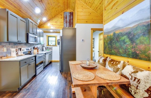 Clarkesville Cabin | 6 Mi to Helen: Mtn-View Retreat w/Hot Tub!