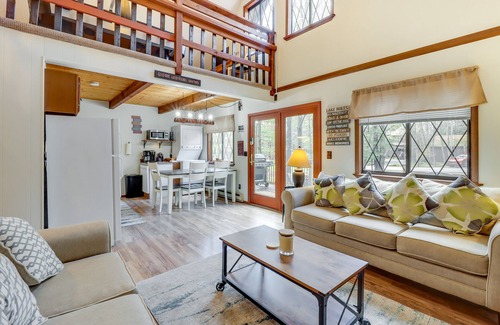Hamlin Cabin | 6 Mi to Lake Wallenpaupack: Poconos Getaway!