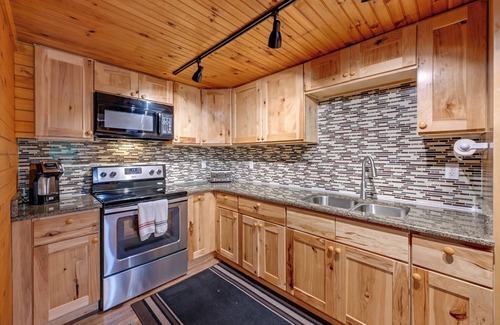 Robbinsville Cabin | 6 Mi to Town: Robbinsville Apt w/Deck & Grill