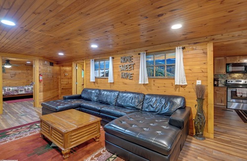 Robbinsville Cabin | 6 Mi to Town: Robbinsville Apt w/Deck & Grill