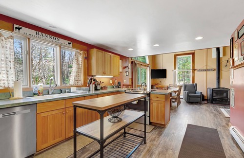 Jamaica House | 6 min from Stratton, King beds, dogs OK, jacuzzi tub, wrap around deck!
