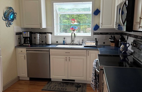 South Kingstown House | 6 min to Beach, 4 Bdr. 2 Bath, Sun Room, Large Deck, Park Like Setting Ctrl. AC