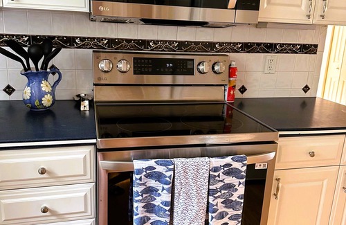 South Kingstown House | 6 min to Beach, 4 Bdr. 2 Bath, Sun Room, Large Deck, Park Like Setting Ctrl. AC