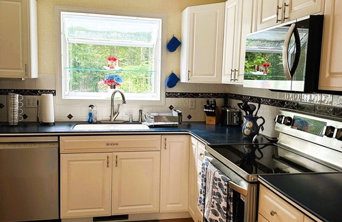 South Kingstown House | 6 min to Beach, 4 Bdr. 2 Bath, Sun Room, Large Deck, Park Like Setting Ctrl. AC