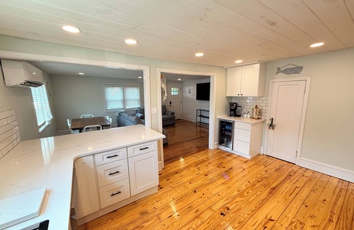 Savannah's Landing Cottage | 6 Min to the Beach Private backyard bikes games grill fire pit WiFi Dog Friendly