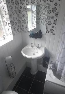 Wolverhampton Apartment | 6-min Walk to New Cross Parking Long Stay Discounts