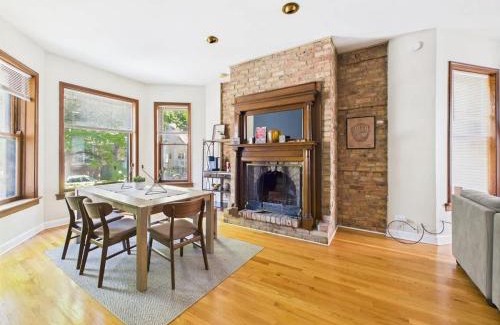 Wrigleyville Apartment | 6 Min Walk to Wrigley King Bed and Parking