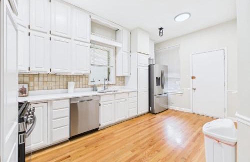 Wrigleyville Apartment | 6 Min Walk to Wrigley King Bed and Parking
