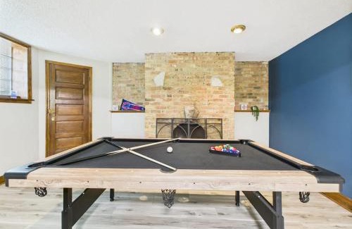 Wrigleyville Apartment | 6 Min Walk to Wrigley King Bed and Parking
