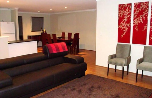 Kewdale House | 6 Mins- CBD, 1Min - Shops, Restaurants . Huge house +Reverse cycle Air Cond.