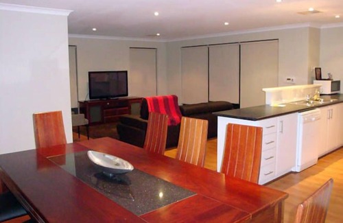 Kewdale House | 6 Mins- CBD, 1Min - Shops, Restaurants . Huge house +Reverse cycle Air Cond.