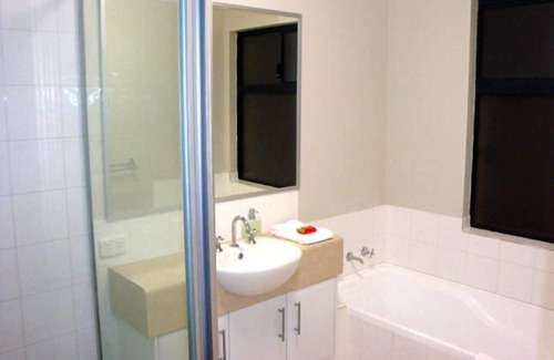 Kewdale House | 6 Mins- CBD, 1Min - Shops, Restaurants . Huge house +Reverse cycle Air Cond.