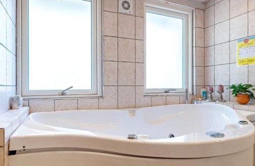 Aalbaek House | 6 person holiday home in lb k