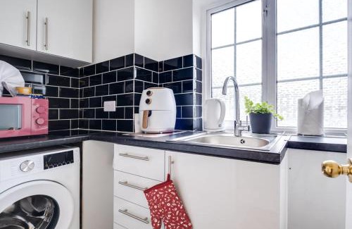 Hendon House | 6 Private Suites in Converted House, Full Kitchens & Bathrooms, Parking