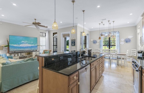 Villa Lago House | 6 Seat Golf Cart ~ Pet Friendly ~ Golf Course View ~ Community Pool
