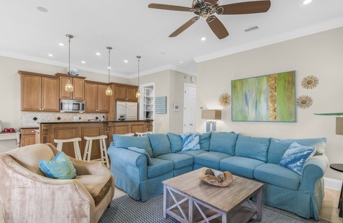 Villa Lago House | 6 Seat Golf Cart ~ Pet Friendly ~ Golf Course View ~ Community Pool