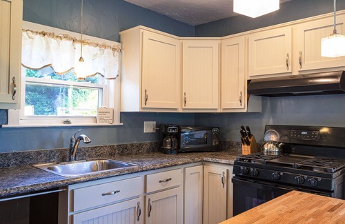 Sandwich House | 6 Tupper - New! 3BR Near Town Neck Beach w/Fenced in Yard, Pet Friendly!