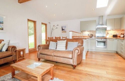 Looe Cottage | 6 WATER'S EDGE, family friendly, luxury holiday cottage in Lanreath