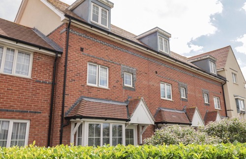 Bexhill-on-Sea Cottage | 60 GALLEY HILL VIEW, family friendly, with a garden in Bexhill-On-Sea