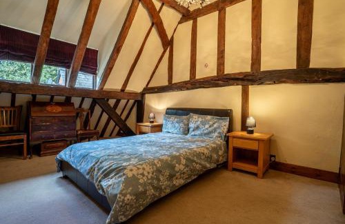 Harlow House | 600 Year Old Toddbrook Barn Sleeps 11