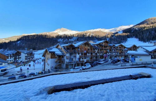 Les Orres Apartment | 60m from ski slopes, 4th floor, view resort, fitness, swimming pool, balcony, ski locker, 33m²