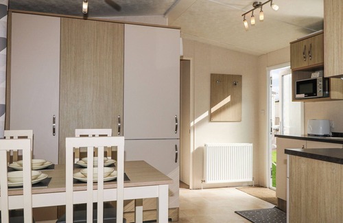 Bognor Regis Cottage | 610 CARAVAN, pet friendly, with pool in Bognor Regis