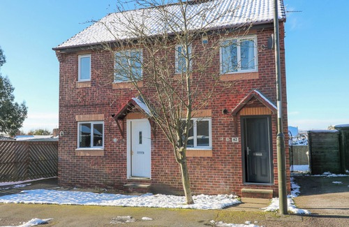 Clowne Cottage | 62 HERITAGE DR, family friendly, with a garden in Clowne