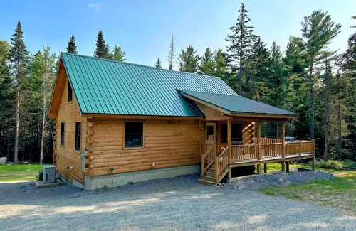 Carroll Cabin | 65PT New Log Cabin in Private Setting. Hot tub, Fire pit, Gym/Pool Access, and Dog Friendly!