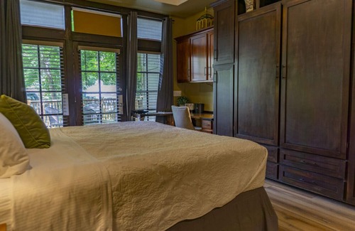 Eureka Springs Historic District House | 66 Center - The Studio