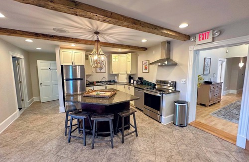Jefferson House | 68CP: Luxury farmhouse at the award-winning Bellevue Barn, 2 min to Santa's Village, AC, fireplace!