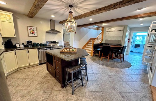 Jefferson House | 68CP: Luxury farmhouse at the award-winning Bellevue Barn, 2 min to Santa's Village, AC, fireplace!