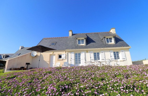 Plozevet Ski Chalet | 697-Villa Hent Kost 100m from the sea