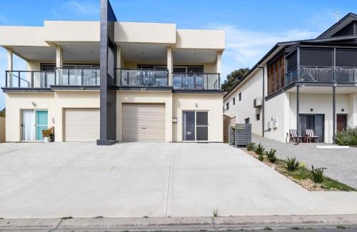 Normanville House | 6A Turnberry Drive