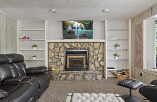Linn Creek House | 6bedrooms, ramp boat dock slips water toys, nice cove area