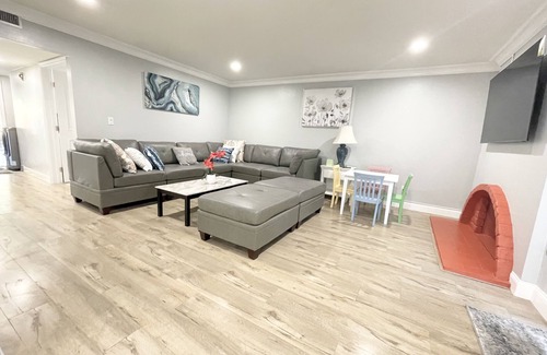Fullerton House | 6BR Home Near Disney and Convention Center