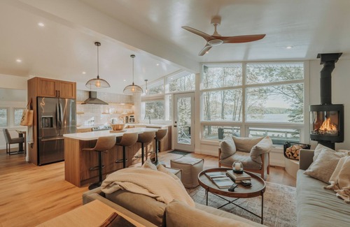 Windermere Cottage | 6BR~Hottub~Lakefront~AC~Beach | Shea On The Bay Family Getaway