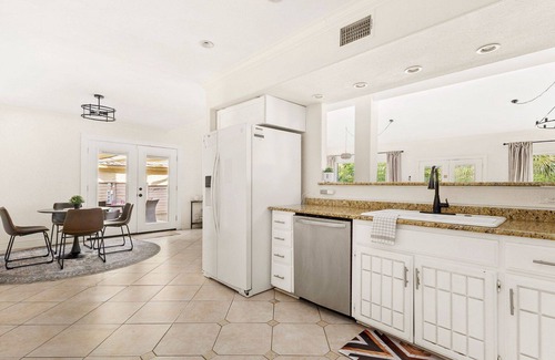 Vance Jackson House | 6BR Pool & Game Arcade | Family + Dog Friendly