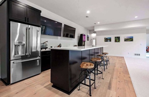 Nekoosa House | 6BR Sand Valley Lodge with Hot Tub Bar & Putting Green