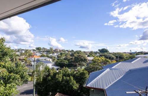 Coorparoo House | 6KM to CBD Convenient 5BR Queenslander Coorparoo