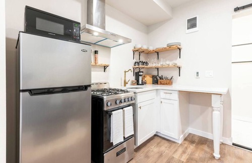 North End Apartment | 6th Ave district studio Quiet + Prkng