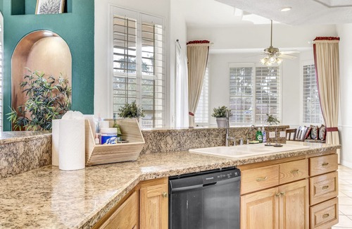 Paradise Villa | 6x4 Lux Villa w/heated pool+spa, parking for 4 cars, 5 mins to the Strip