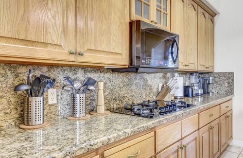 Paradise Villa | 6x4 Lux Villa w/heated pool+spa, parking for 4 cars, 5 mins to the Strip