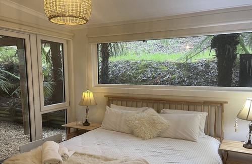 Mount Dandenong House | 7 Acre Paradise. Windmill Lodge. Fernglen Forest Retreat.