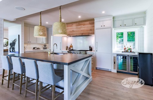Bracebridge Cottage | 7 bdrm, 5 bath Luxury Cottage, Boathouse, Lake Muskoka, All day sun! Sunsets!