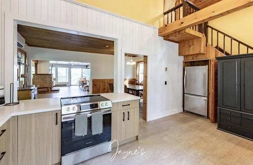 Muskoka Lakes Cottage | 7 bed 4 bath cottage with 300ft waterfront on Lake Rosseau