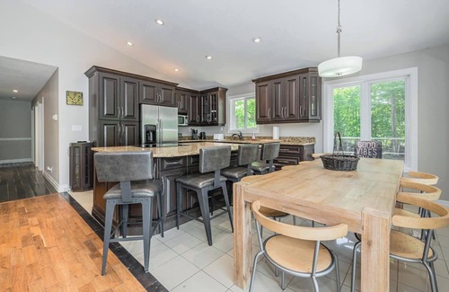 South Bruce Peninsula Ski Chalet | 7-bed w/Starlink , v-ball near beach!